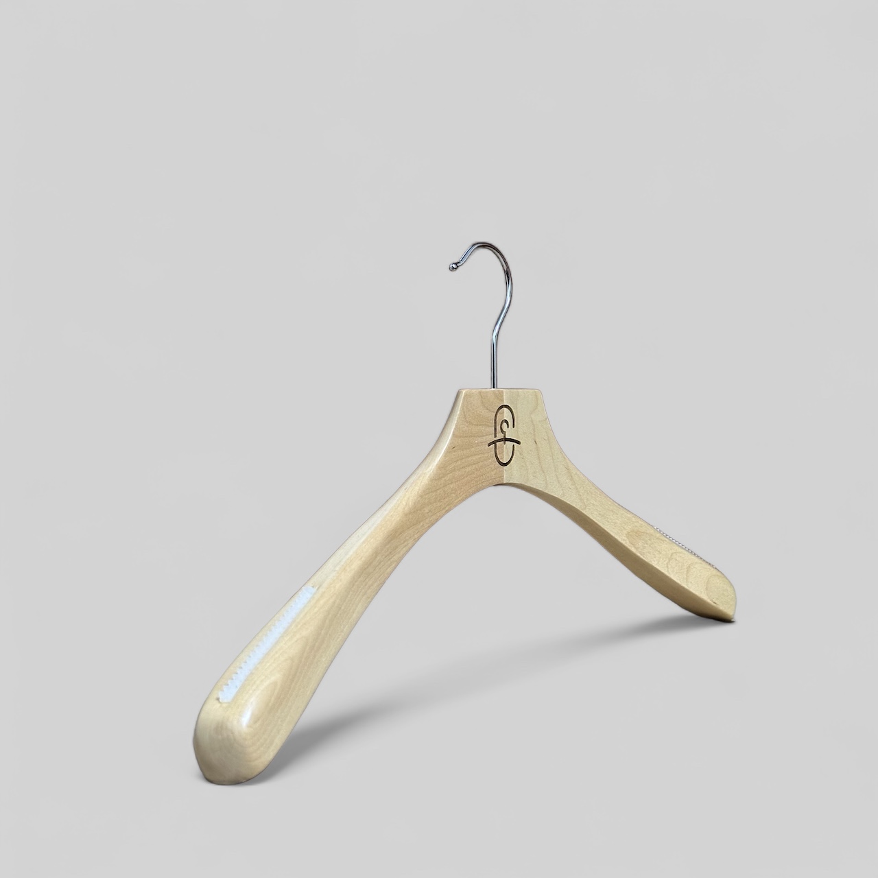 100 Adet Premium Ahşap Naturel Renk Kalın Omuz Formlu Ceket Askısı Lazer Logo Tasarımlı