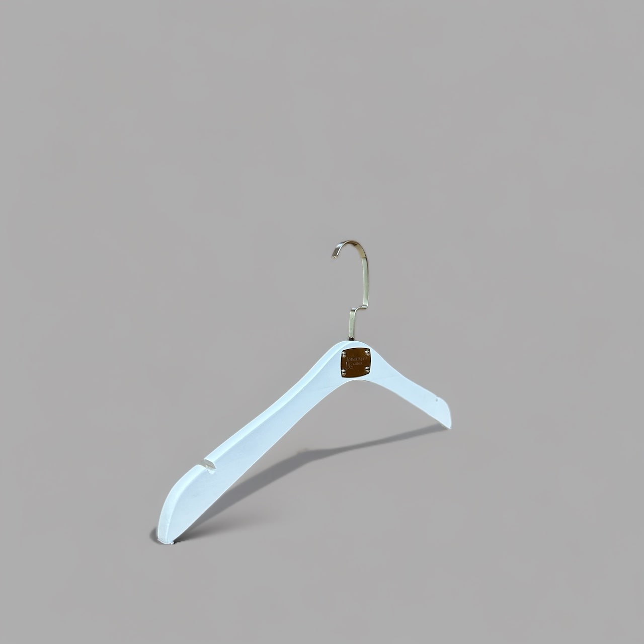 100 Adet Beyaz Ahşap Gelinlik Askısı Abiye ve Triko Askısı Özel Nikel Amerikan Kancalı Metal Logo Tasarımlı